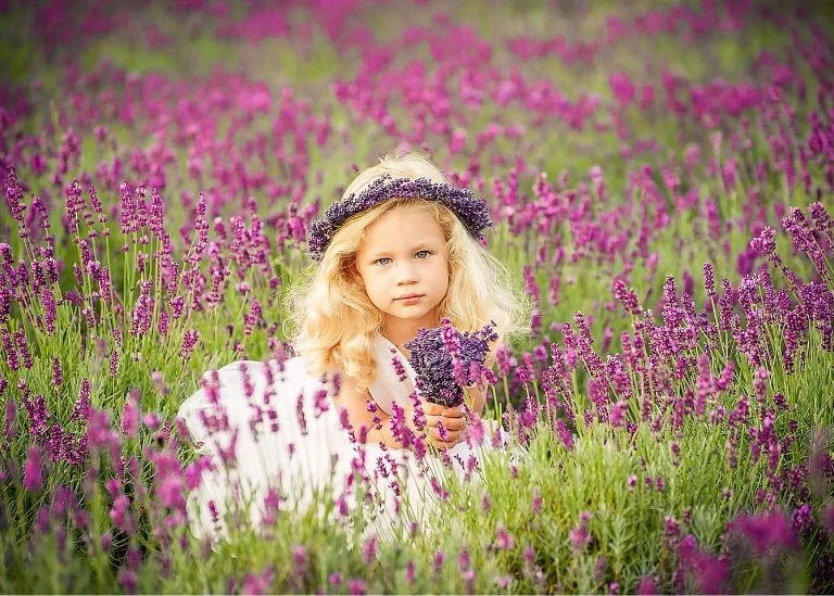 dziewczynka w kwiatach